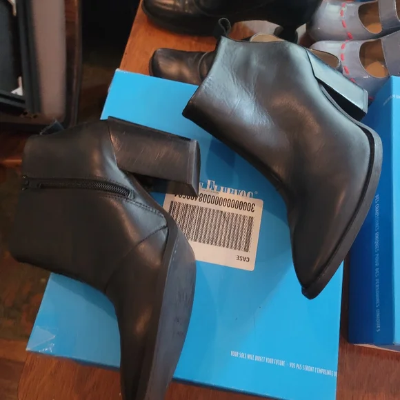 John Fluevog Room 406 (9) - Picture 3 of 7